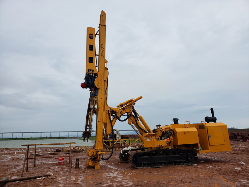 Construction of drainage board leading hole for land reclamation in Dayawan petrochemical base, Huizhou, Guangdong